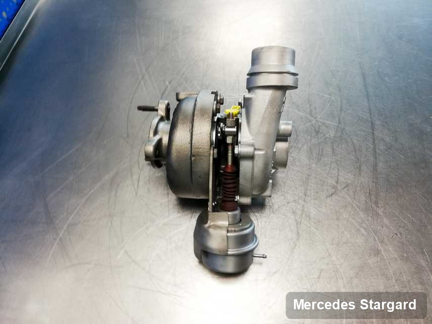 Naprawiona w przedsiębiorstwie w Stargardzie turbosprężarka do osobówki firmy Mercedes na stole w warsztacie po regeneracji przed spakowaniem