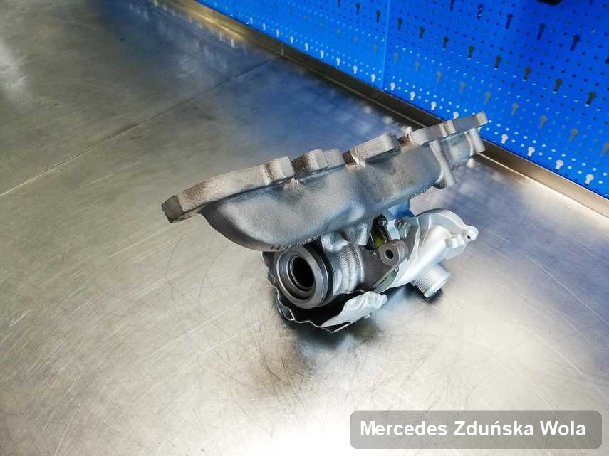 Wyremontowana w firmie w Zduńskiej Woli turbosprężarka do auta producenta Mercedes na stole w pracowni zregenerowana przed nadaniem