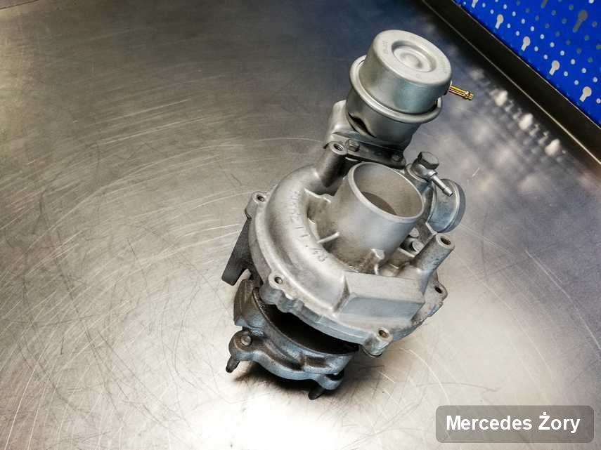 Naprawiona w przedsiębiorstwie w Żorach turbosprężarka do pojazdu firmy Mercedes przygotowana w pracowni po remoncie przed nadaniem
