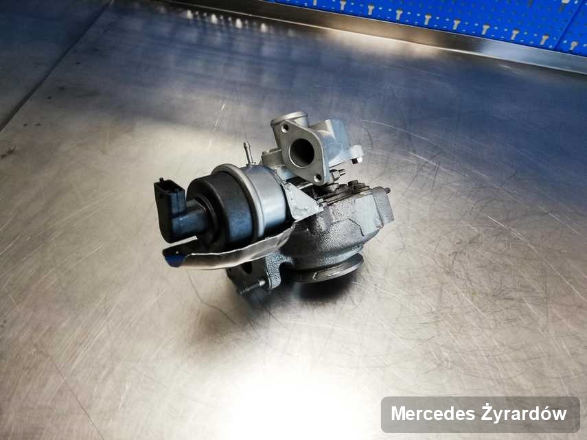 Wyremontowana w laboratorium w Żyrardowie turbosprężarka do auta producenta Mercedes przyszykowana w warsztacie wyremontowana przed nadaniem