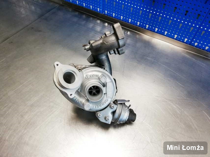 Wyczyszczona w pracowni w Łomży turbosprężarka do pojazdu koncernu Mini na stole w laboratorium po regeneracji przed wysyłką