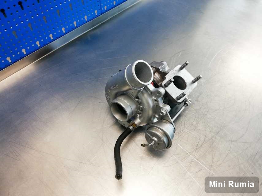 Zregenerowana w pracowni regeneracji w Rumi turbosprężarka do pojazdu z logo Mini przyszykowana w warsztacie po remoncie przed spakowaniem