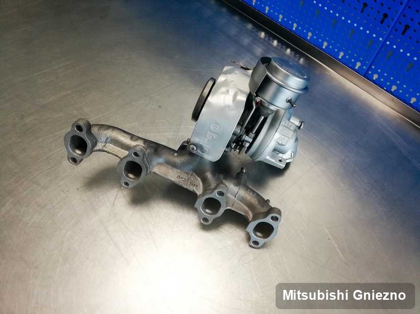 Zregenerowana w laboratorium w Gnieznie turbosprężarka do samochodu spod znaku Mitsubishi na stole w laboratorium po naprawie przed nadaniem