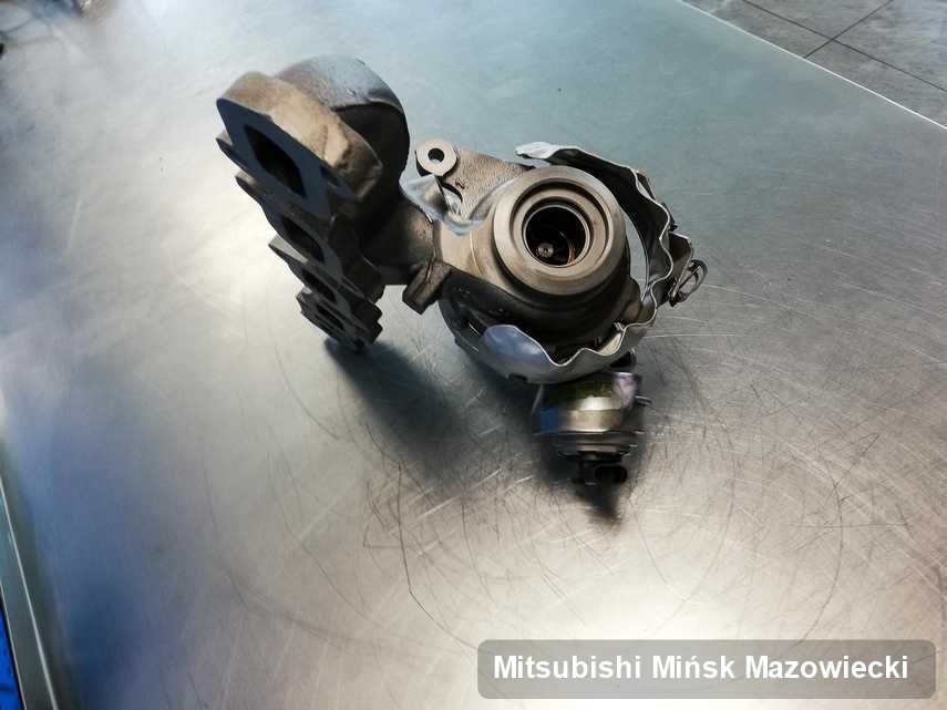 Zregenerowana w firmie w Mińsku Mazowieckim turbosprężarka do samochodu koncernu Mitsubishi na stole w warsztacie po naprawie przed nadaniem