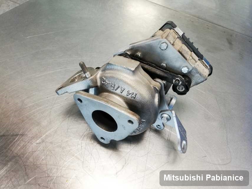 Wyczyszczona w pracowni regeneracji w Pabianicach turbina do auta producenta Mitsubishi przyszykowana w laboratorium zregenerowana przed nadaniem