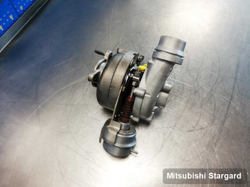 Naprawiona w laboratorium w Stargardzie turbosprężarka do aut  marki Mitsubishi na stole w laboratorium zregenerowana przed nadaniem