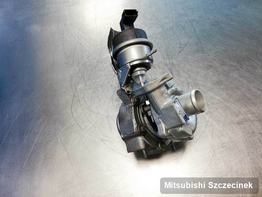 Wyczyszczona w firmie w Szczecinku turbosprężarka do aut  z logo Mitsubishi przygotowana w laboratorium po remoncie przed nadaniem
