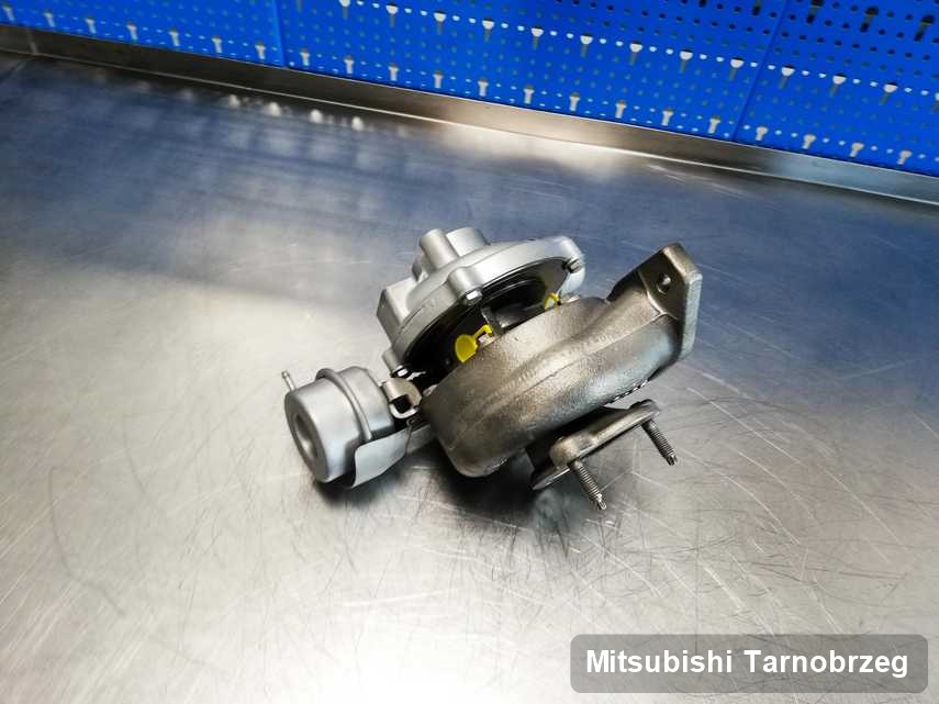 Wyczyszczona w firmie zajmującej się regeneracją w Tarnobrzegu turbina do aut  marki Mitsubishi na stole w laboratorium naprawiona przed wysyłką