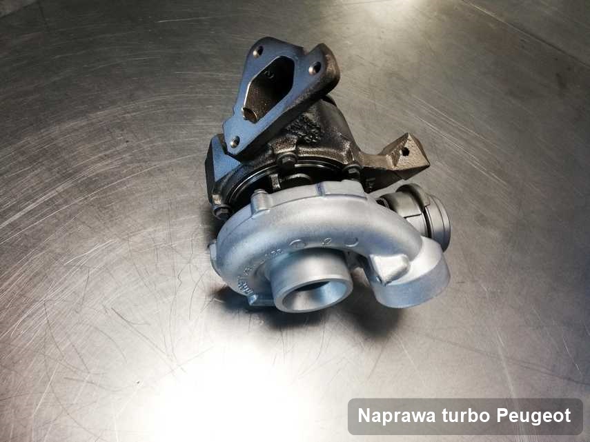 Turbosprężarka do osobówki z logo Peugeot po remoncie w pracowni gdzie wykonuje się serwis Naprawa turbo
