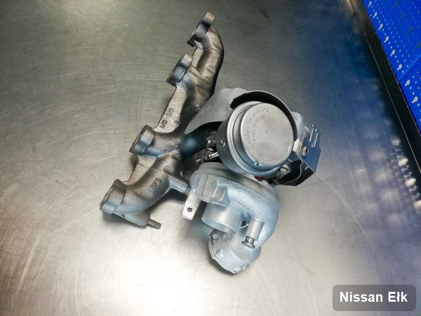Wyczyszczona w laboratorium w Ełku turbosprężarka do pojazdu marki Nissan na stole w laboratorium wyremontowana przed nadaniem