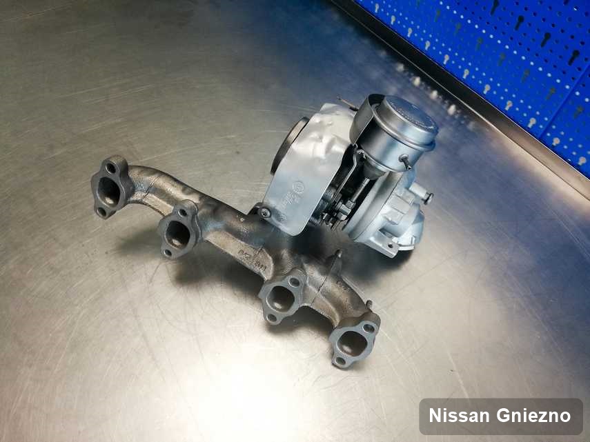 Naprawiona w firmie zajmującej się regeneracją w Gnieznie turbina do aut  producenta Nissan na stole w laboratorium po naprawie przed spakowaniem