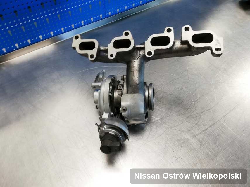 Naprawiona w firmie zajmującej się regeneracją w Ostrowie Wielkopolskim turbosprężarka do osobówki firmy Nissan przyszykowana w pracowni po naprawie przed nadaniem