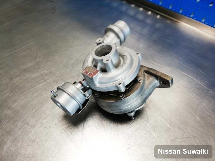 Wyczyszczona w firmie w Suwałkach turbina do osobówki spod znaku Nissan na stole w warsztacie po regeneracji przed spakowaniem