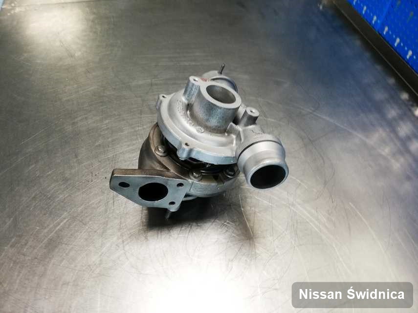 Wyczyszczona w firmie w Świdnicy turbosprężarka do pojazdu z logo Nissan na stole w laboratorium naprawiona przed nadaniem