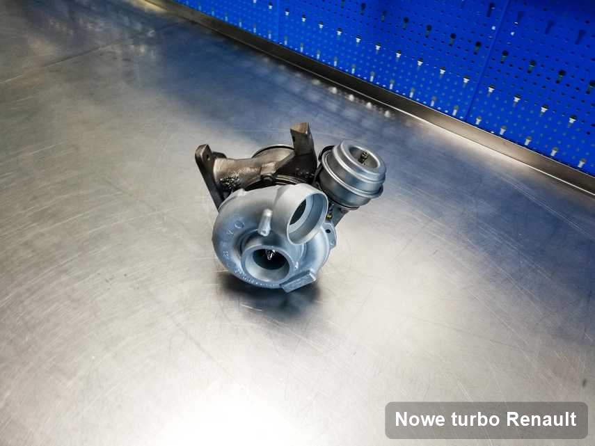 Turbosprężarka do osobówki z logo Renault po remoncie w warsztacie gdzie realizuje się usługę Nowe turbo