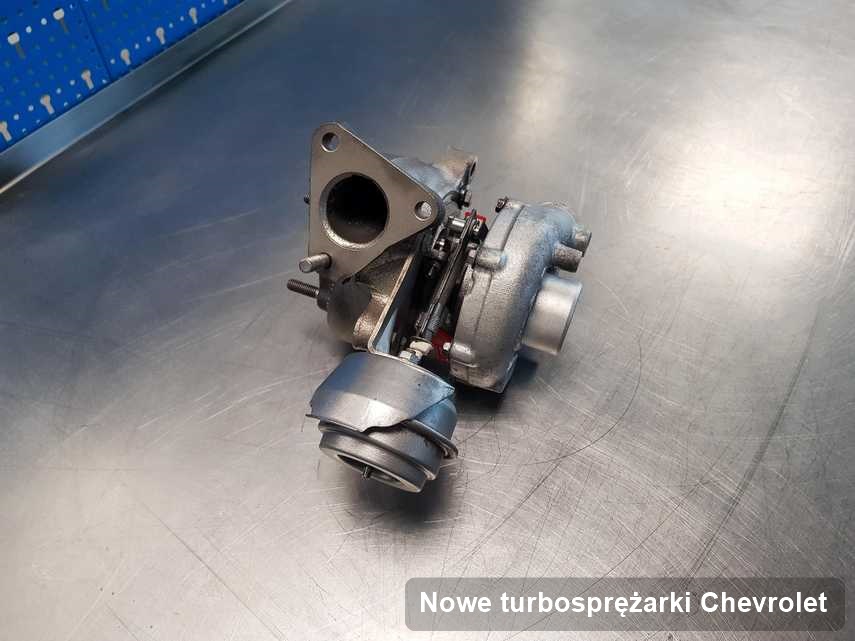 Turbosprężarka do auta sygnowane logiem Chevrolet wyczyszczona w warsztacie gdzie realizuje się serwis Nowe turbosprężarki
