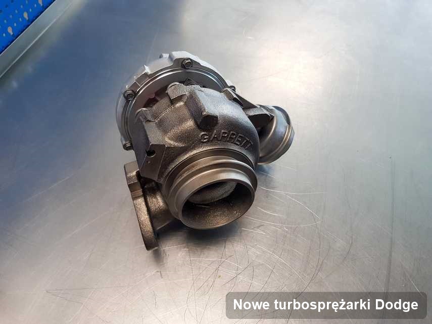 Turbosprężarka do auta osobowego z logo Dodge wyczyszczona w laboratorium gdzie przeprowadza się  serwis Nowe turbosprężarki