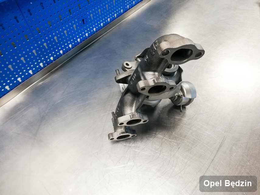 Naprawiona w pracowni regeneracji w Będzinie turbosprężarka do auta firmy Opel na stole w laboratorium po naprawie przed wysyłką