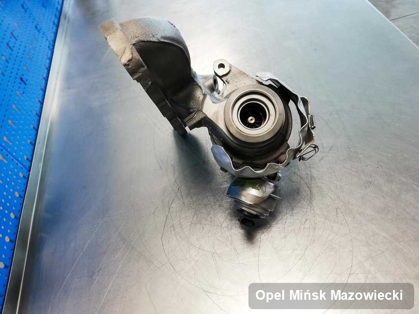 Wyczyszczona w laboratorium w Mińsku Mazowieckim turbina do osobówki z logo Opel na stole w pracowni zregenerowana przed spakowaniem