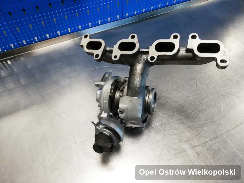 Wyczyszczona w pracowni regeneracji w Ostrowie Wielkopolskim turbosprężarka do samochodu marki Opel na stole w laboratorium po naprawie przed nadaniem
