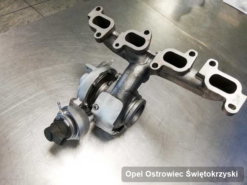Zregenerowana w przedsiębiorstwie w Ostrowcu Świętokrzyskim turbosprężarka do pojazdu spod znaku Opel na stole w warsztacie po remoncie przed nadaniem