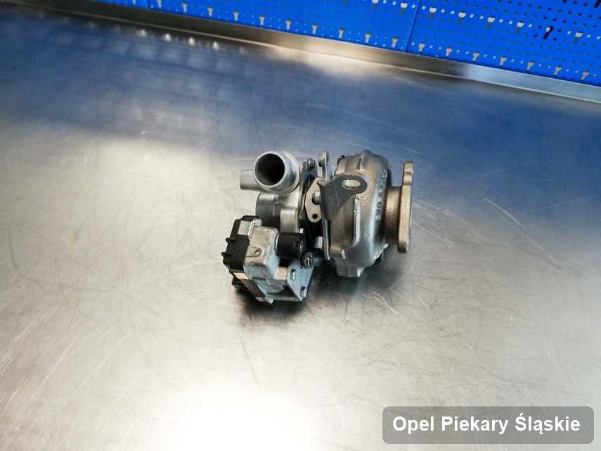 Wyremontowana w laboratorium w Piekarach Śląskich turbosprężarka do pojazdu firmy Opel na stole w laboratorium zregenerowana przed nadaniem