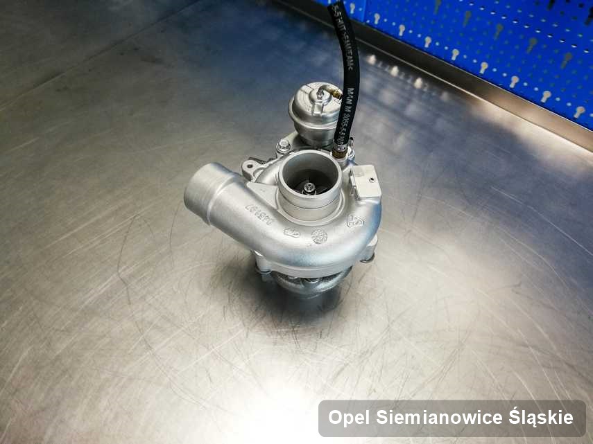 Wyczyszczona w przedsiębiorstwie w Siemianowicach Śląskich turbina do samochodu firmy Opel na stole w pracowni po remoncie przed spakowaniem