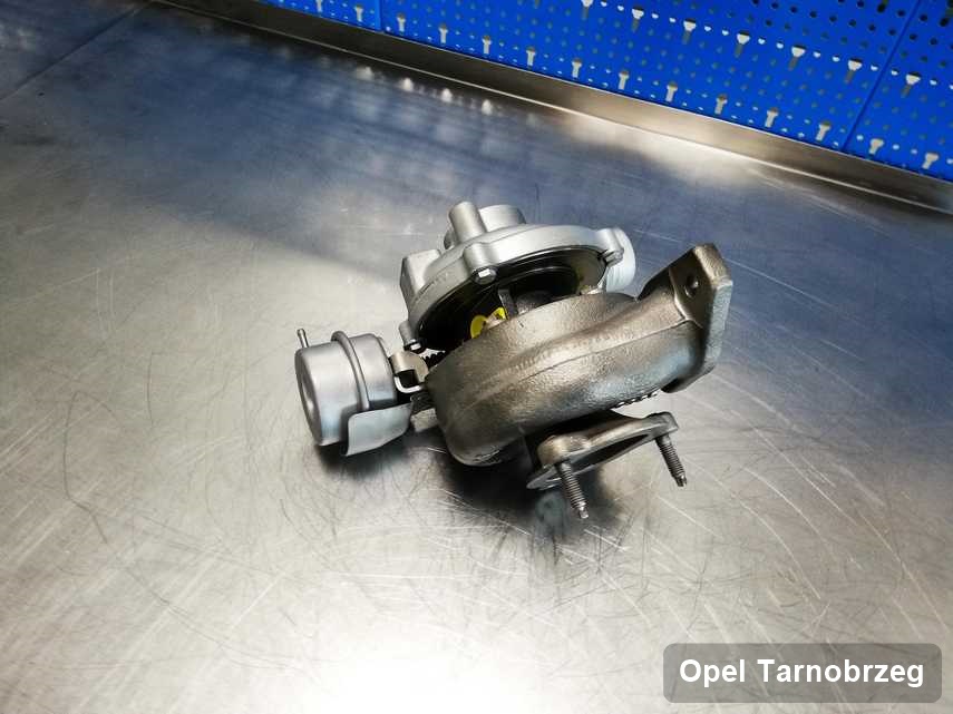 Zregenerowana w firmie zajmującej się regeneracją w Tarnobrzegu turbosprężarka do aut  koncernu Opel przygotowana w pracowni po remoncie przed nadaniem