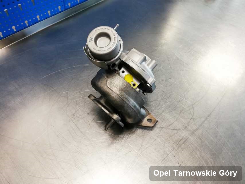 Wyczyszczona w laboratorium w Tarnowskich Górach turbosprężarka do osobówki spod znaku Opel na stole w warsztacie po remoncie przed spakowaniem