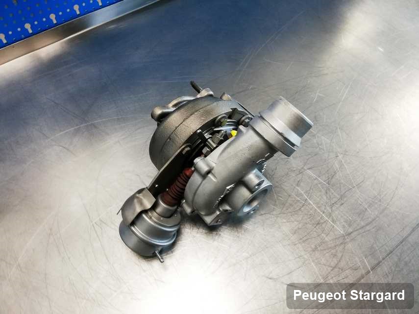 Wyczyszczona w przedsiębiorstwie w Stargardzie turbina do aut  producenta Peugeot na stole w pracowni po remoncie przed nadaniem