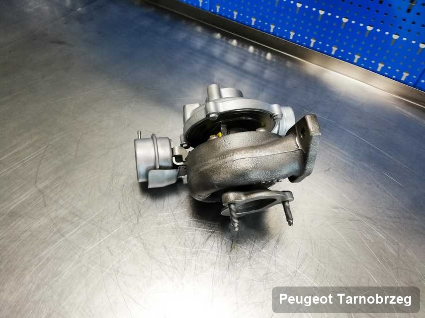 Zregenerowana w przedsiębiorstwie w Tarnobrzegu turbosprężarka do pojazdu firmy Peugeot przyszykowana w pracowni wyremontowana przed nadaniem