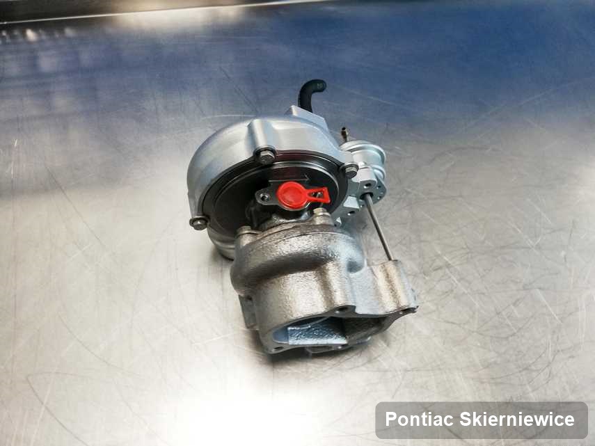 Naprawiona w laboratorium w Skierniewicach turbosprężarka do osobówki producenta Pontiac na stole w pracowni naprawiona przed wysyłką
