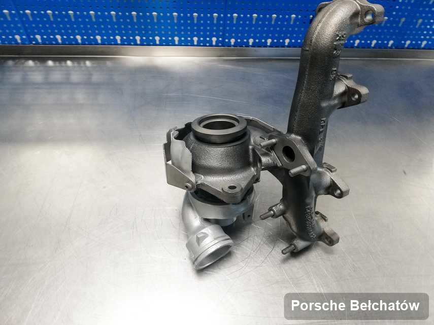 Wyczyszczona w pracowni w Bełchatowie turbosprężarka do samochodu marki Porsche przygotowana w pracowni zregenerowana przed spakowaniem