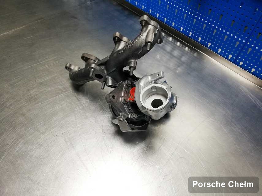 Wyczyszczona w firmie zajmującej się regeneracją w Chełmie turbina do samochodu z logo Porsche przygotowana w warsztacie po regeneracji przed nadaniem