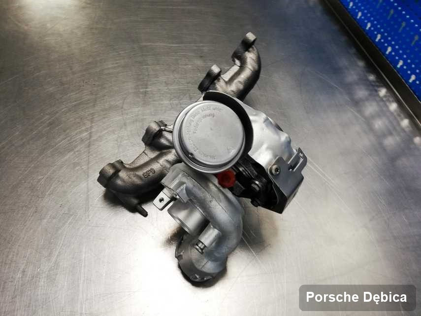 Naprawiona w firmie zajmującej się regeneracją w Dębicy turbosprężarka do samochodu koncernu Porsche przyszykowana w pracowni zregenerowana przed spakowaniem