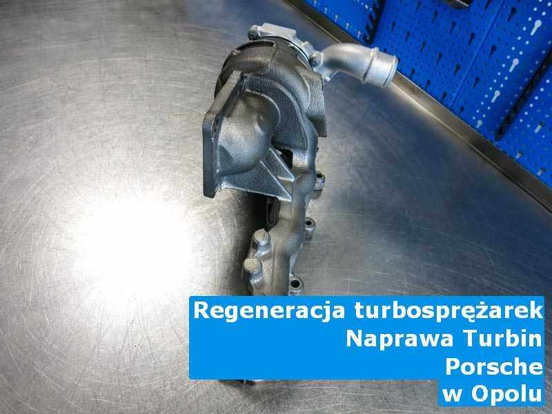 Zregenerowana w laboratorium w Opolu turbosprężarka do osobówki marki Porsche na stole w warsztacie naprawiona przed nadaniem