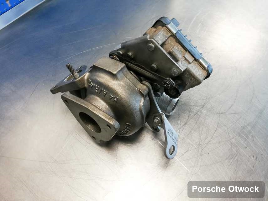 Wyczyszczona w pracowni regeneracji w Otwocku turbina do aut  z logo Porsche przygotowana w laboratorium po naprawie przed nadaniem