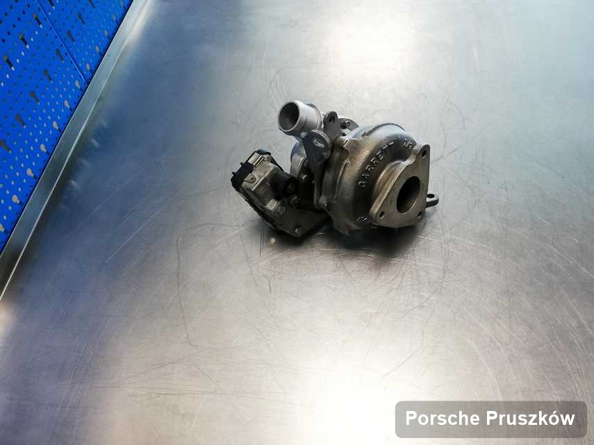Zregenerowana w firmie zajmującej się regeneracją w Pruszkowie turbosprężarka do pojazdu z logo Porsche przygotowana w laboratorium wyremontowana przed wysyłką