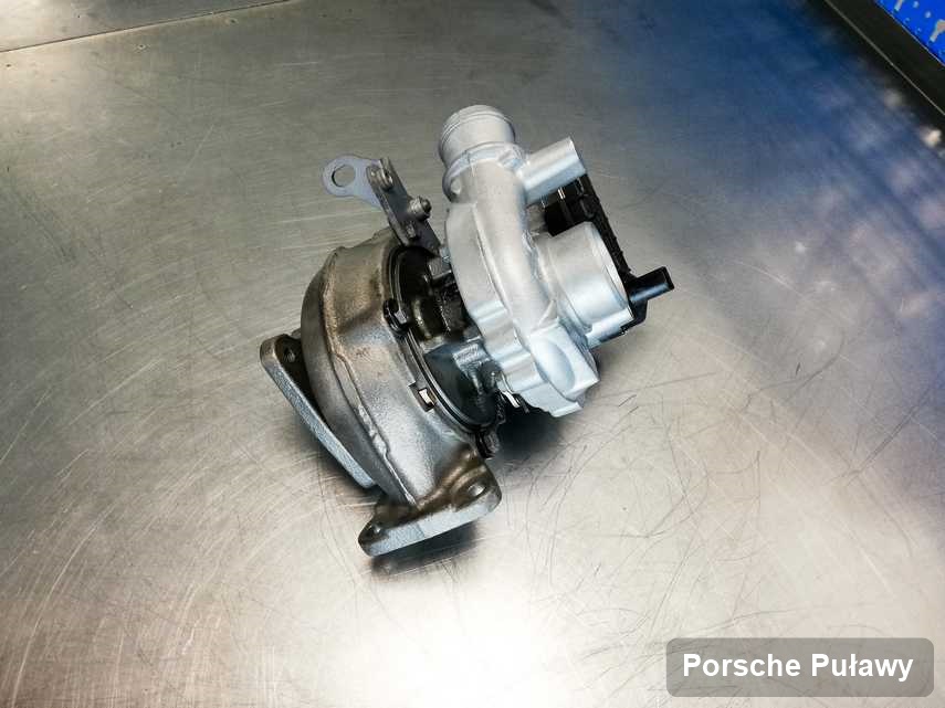 Naprawiona w firmie zajmującej się regeneracją w Puławach turbosprężarka do pojazdu koncernu Porsche przyszykowana w pracowni po naprawie przed nadaniem