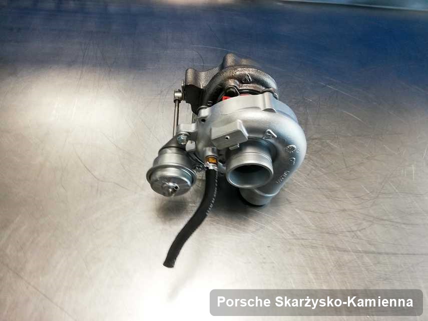 Wyczyszczona w pracowni w Skarżysku-Kamiennej turbina do osobówki firmy Porsche na stole w warsztacie zregenerowana przed spakowaniem