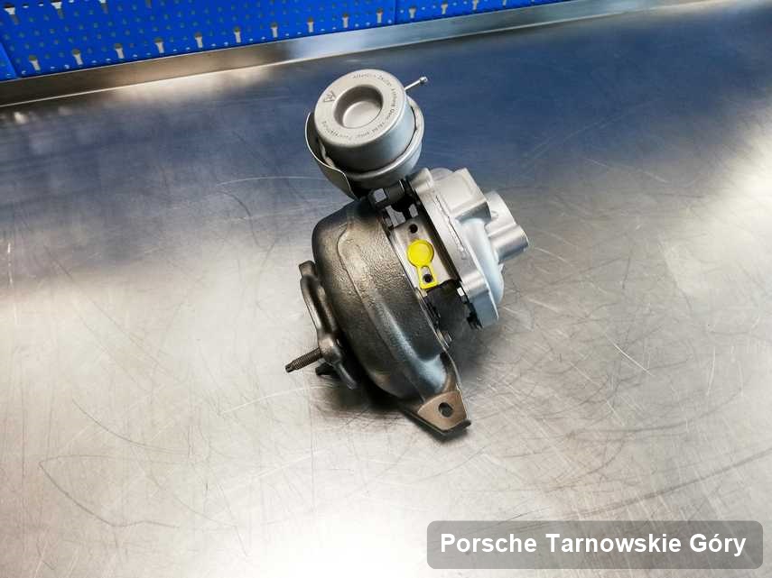 Zregenerowana w laboratorium w Tarnowskich Górach turbosprężarka do osobówki firmy Porsche na stole w warsztacie po naprawie przed spakowaniem