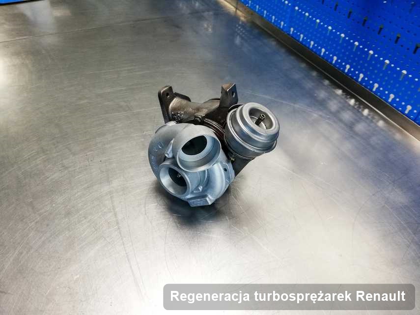 Turbosprężarka do samochodu osobowego z logo Renault po naprawie w przedsiębiorstwie gdzie zleca się usługę Regeneracja turbosprężarek
