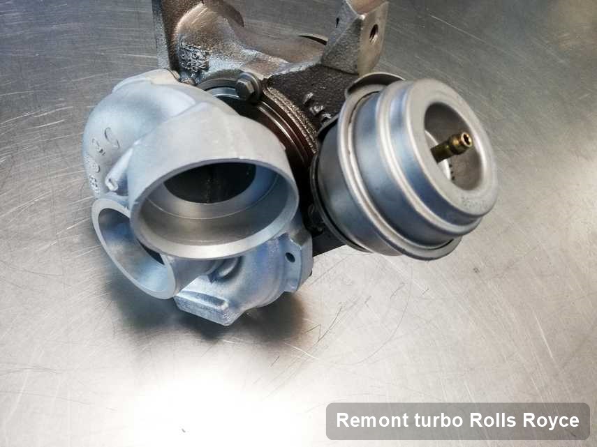 Turbosprężarka do samochodu z logo Rolls Royce wyczyszczona w przedsiębiorstwie gdzie wykonuje się serwis Remont turbo