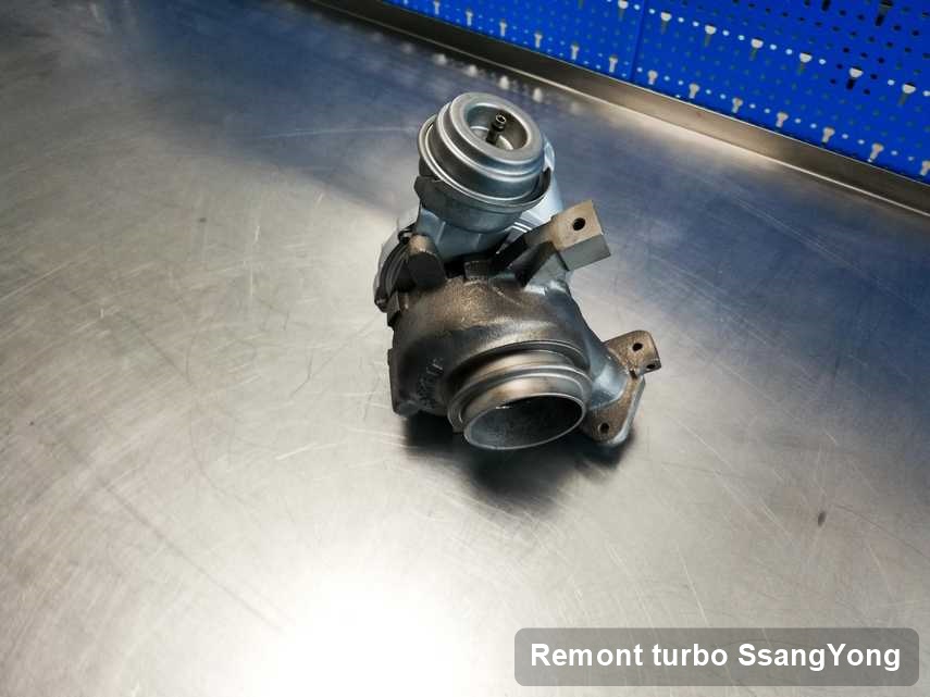 Turbosprężarka do osobówki z logo SsangYong po naprawie w laboratorium gdzie zleca się usługę Remont turbo