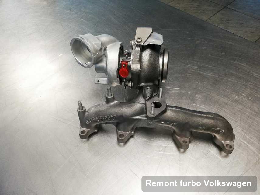 Turbosprężarka do samochodu osobowego z logo Volkswagen po naprawie w pracowni gdzie realizuje się serwis Remont turbo