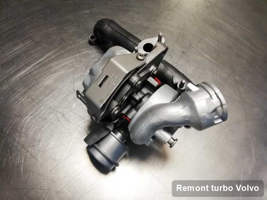 Turbosprężarka do samochodu osobowego sygnowane logiem Volvo naprawiona w laboratorium gdzie przeprowadza się  serwis Remont turbo
