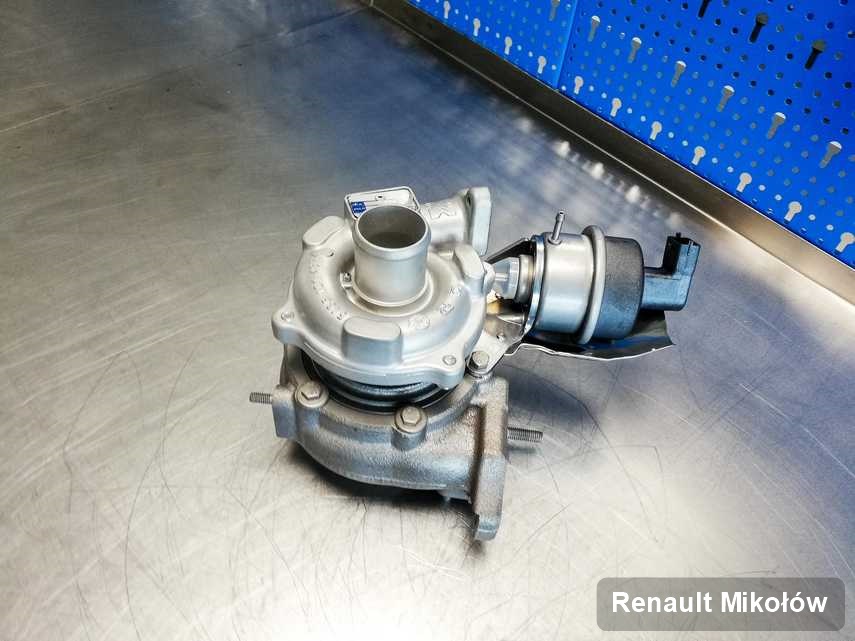 Wyczyszczona w firmie zajmującej się regeneracją w Mikołowie turbosprężarka do auta marki Renault na stole w warsztacie po remoncie przed wysyłką