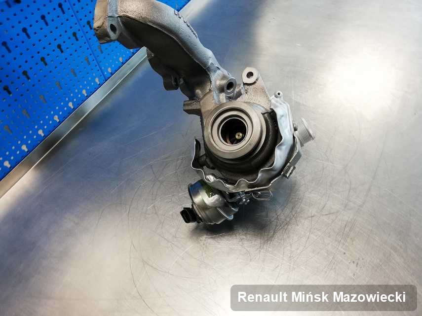 Zregenerowana w firmie zajmującej się regeneracją w Mińsku Mazowieckim turbosprężarka do aut  marki Renault na stole w pracowni zregenerowana przed nadaniem