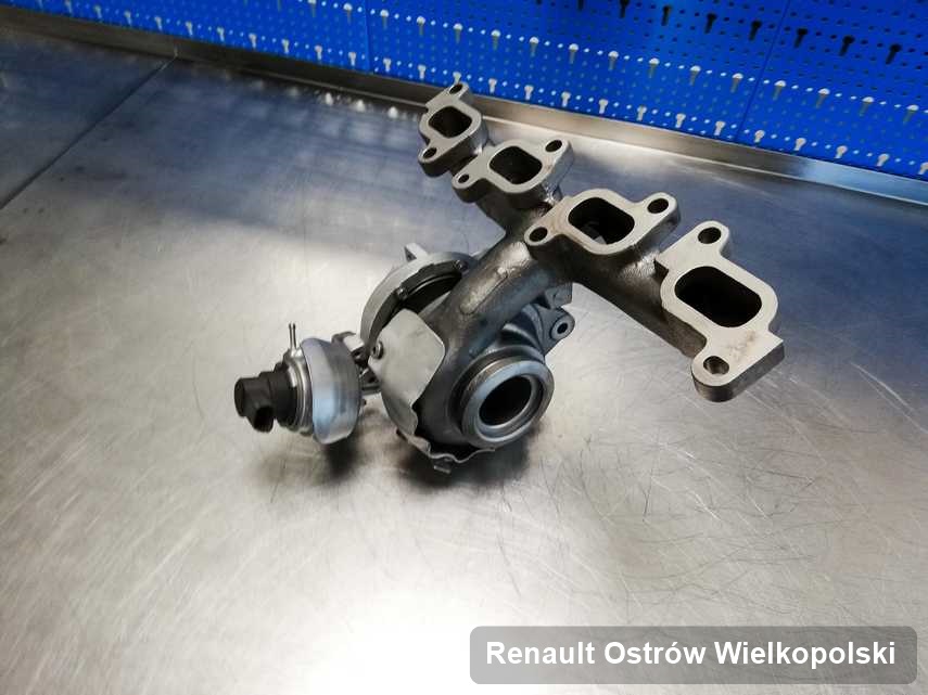 Wyczyszczona w firmie w Ostrowie Wielkopolskim turbosprężarka do auta producenta Renault na stole w warsztacie po regeneracji przed spakowaniem