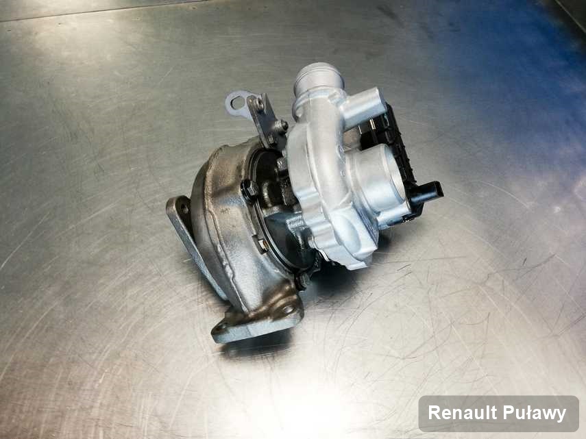 Wyczyszczona w pracowni regeneracji w Puławach turbosprężarka do auta z logo Renault przygotowana w pracowni zregenerowana przed nadaniem